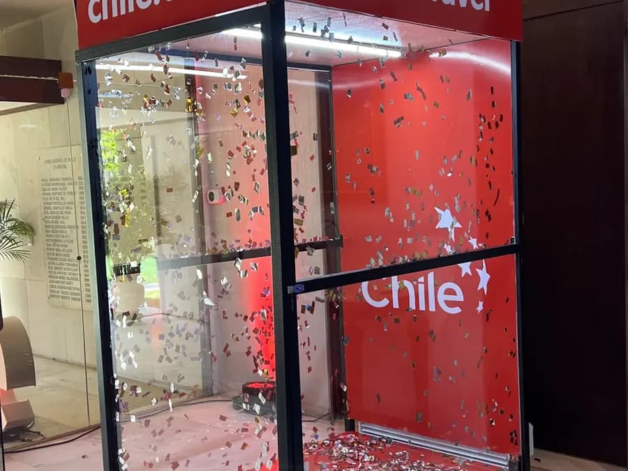 Cabine de vento com cédulas voando, personalizada para a Chile Travel