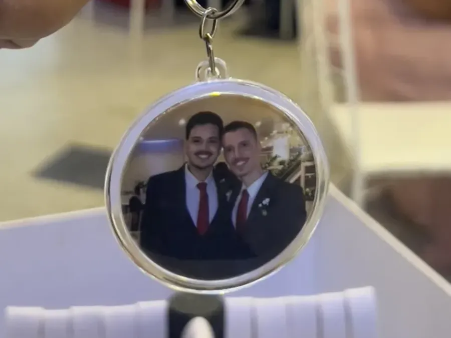 Chaveiro com a foto de dois convidados feito na hora