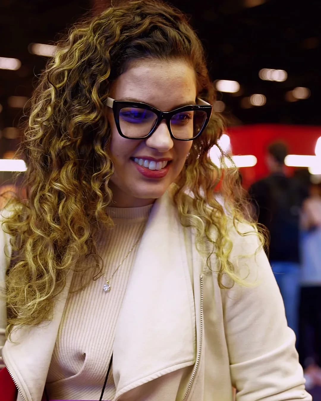 Colegas sorrindo com a foto impressa no evento