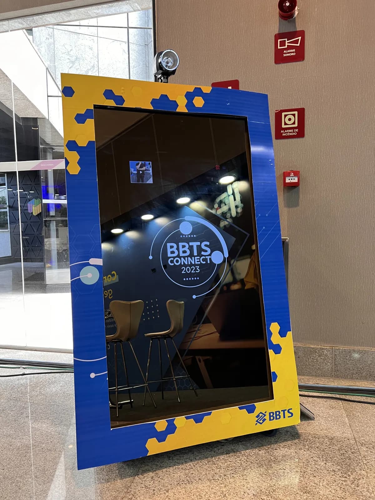 Espelho mágico personalizado com a marca da empresa em evento corporativo