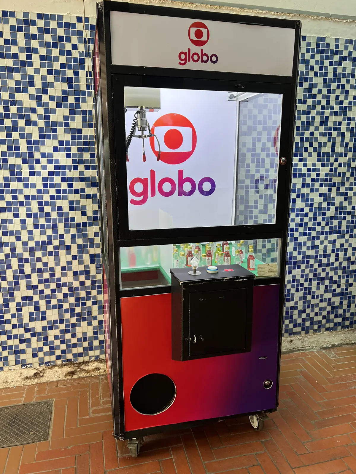 Grua de brindes personalizada com a marca da TV Globo