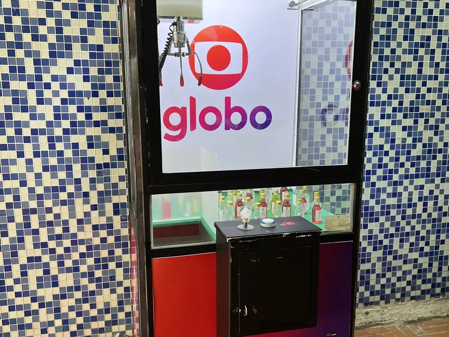 Grua de brindes personalizada com a marca da TV Globo
