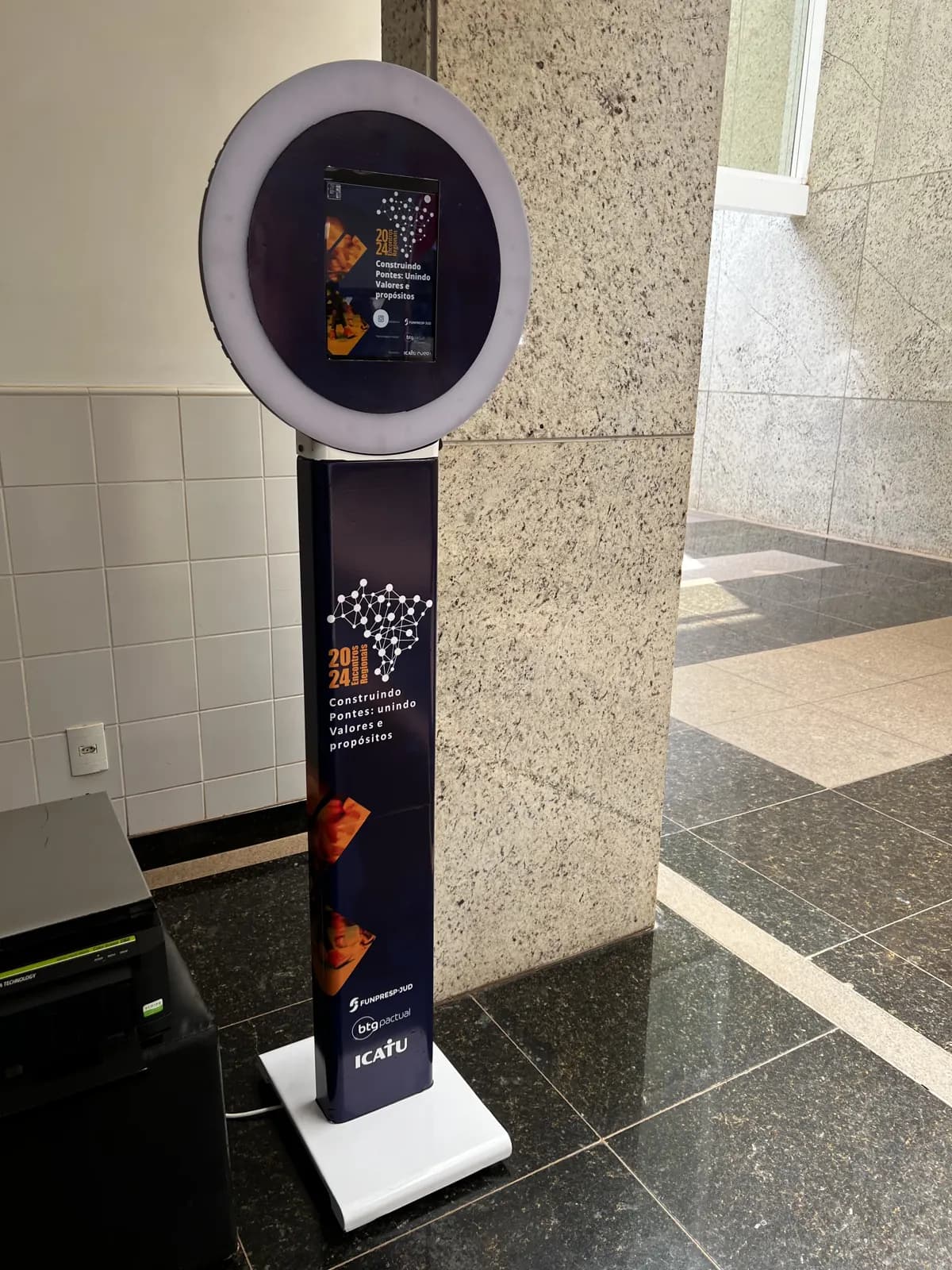 Totem Selfie personalizado com a marca do evento