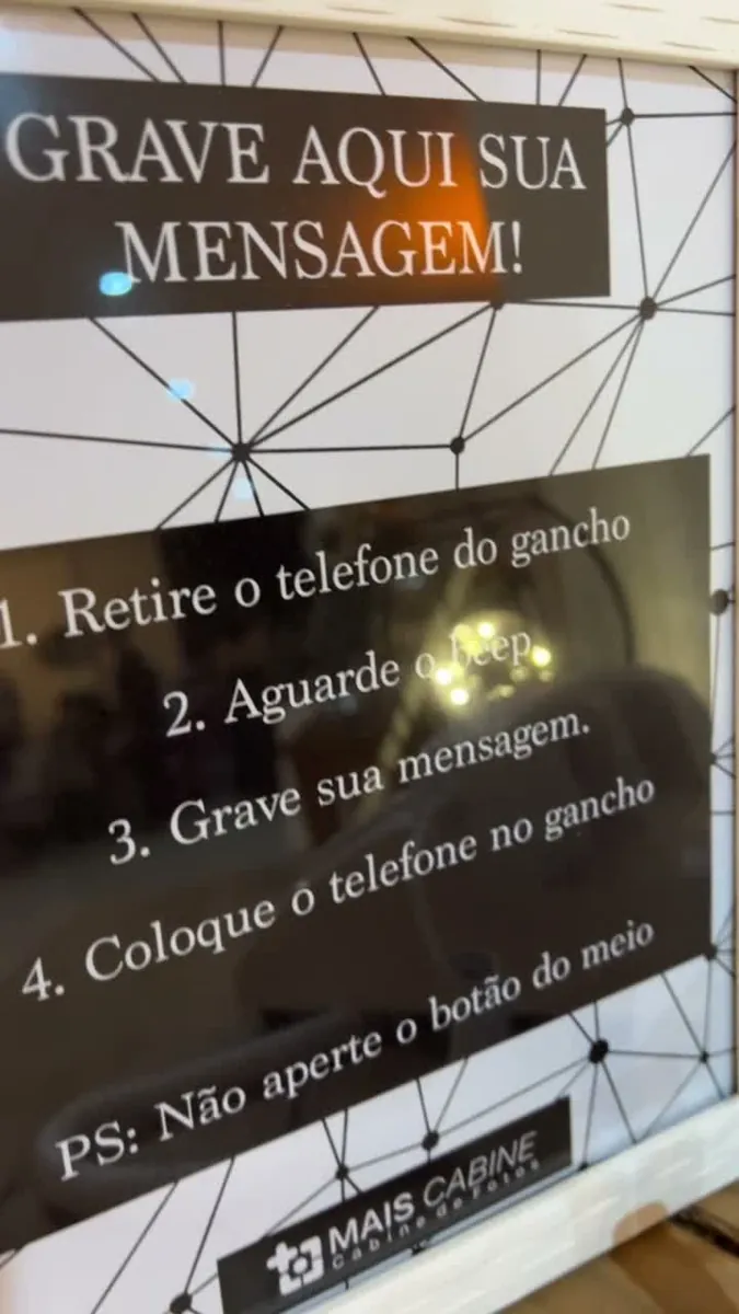 Placa com as instruções do audio guestbook: grave aqui sua mensagem