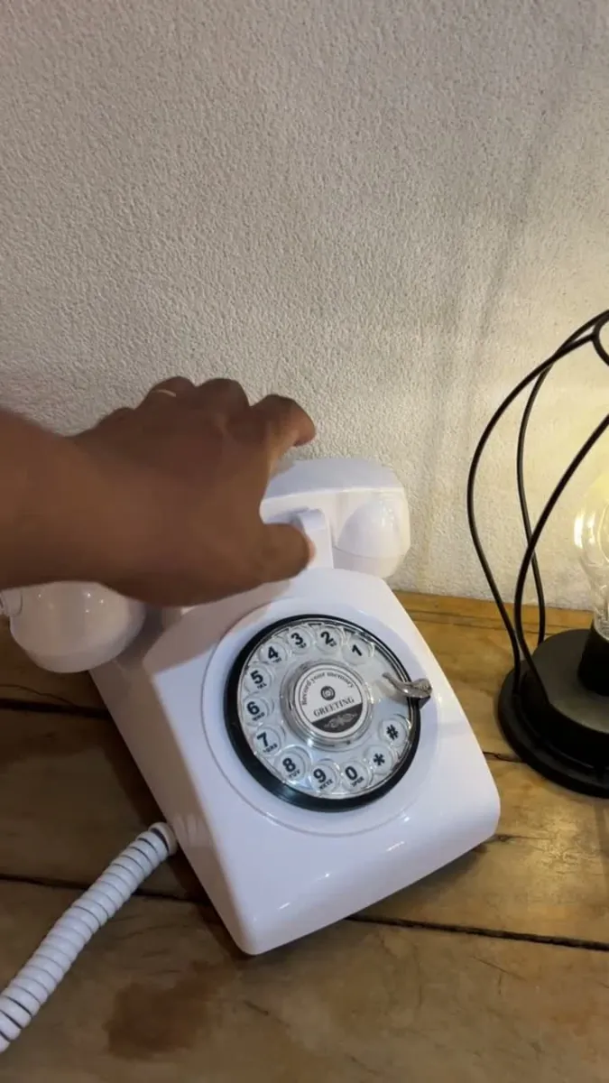 Convidado usando o telefone do audio guestbook