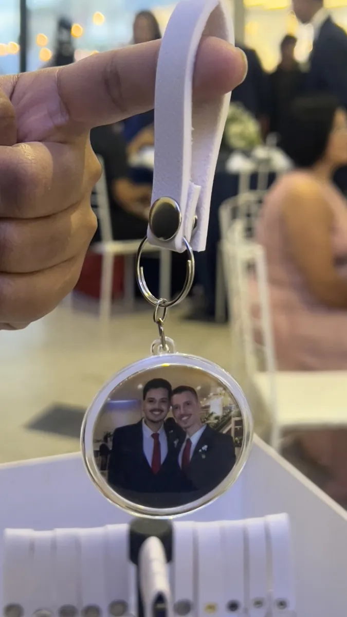 Chaveiro com a foto do convidado feito na festa