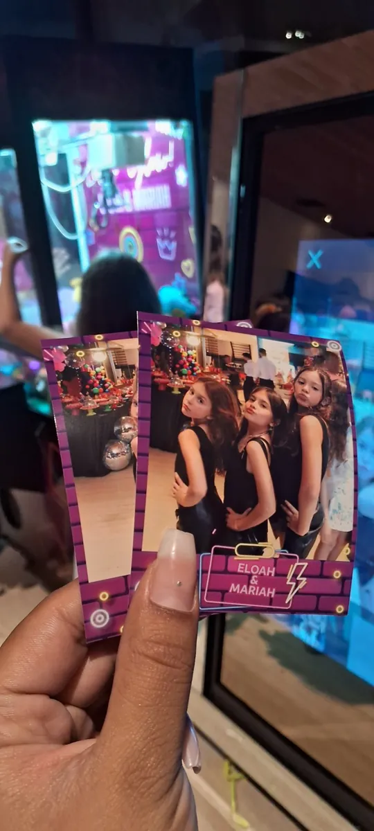 Fotos impressas pelo espelho mágico em festa de 15 anos