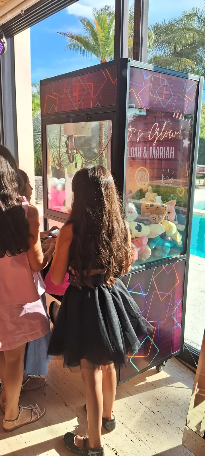 Debutante fazendo foto no espelho mágico em festa de 15 anos