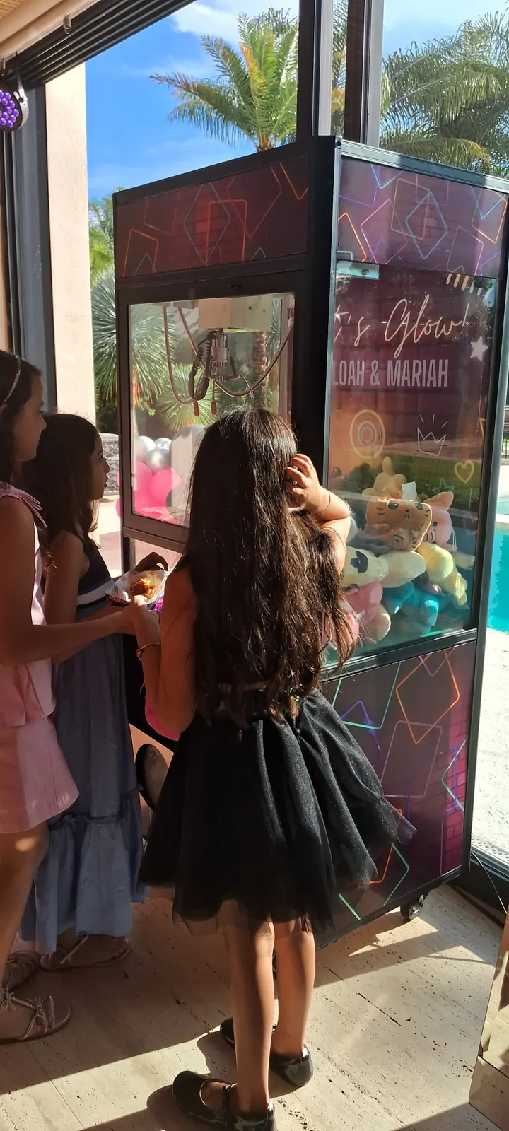 Convidadas no espelho mágico em festa de 15 anos