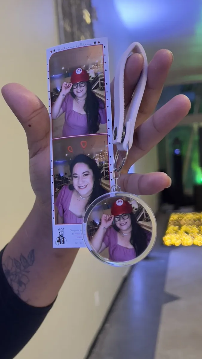 Chaveiro com foto e tirinha de fotos impressas na festa
