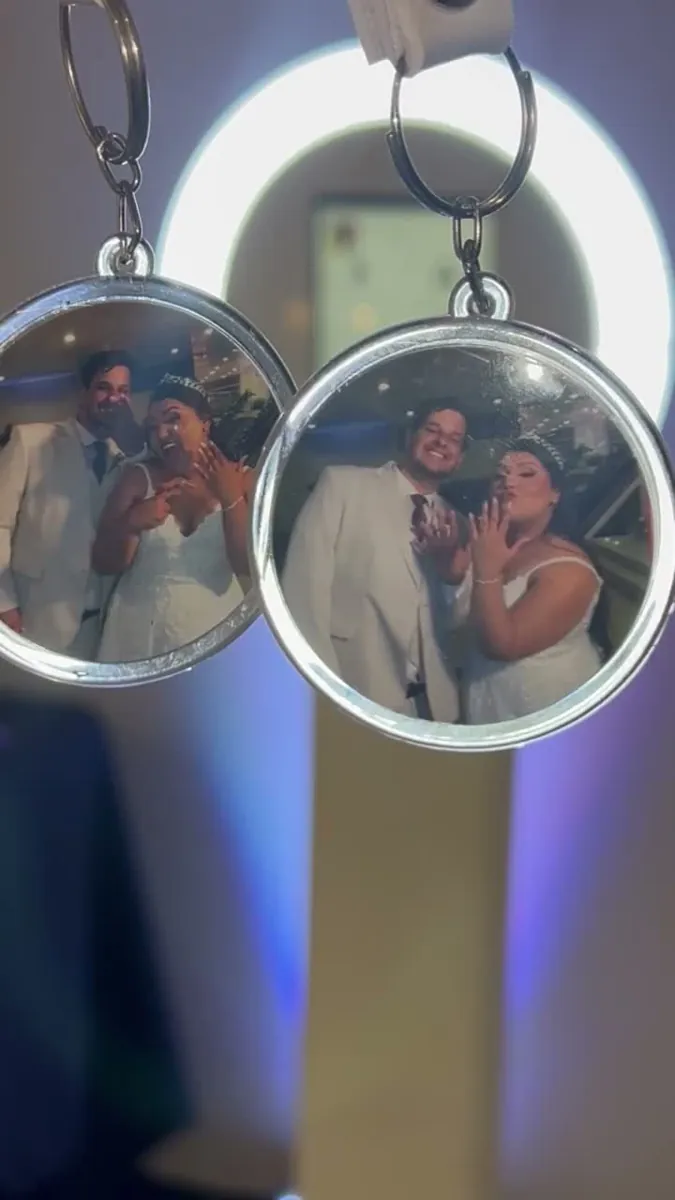 Chaveiros com a foto dos convidados feitos na hora em festa