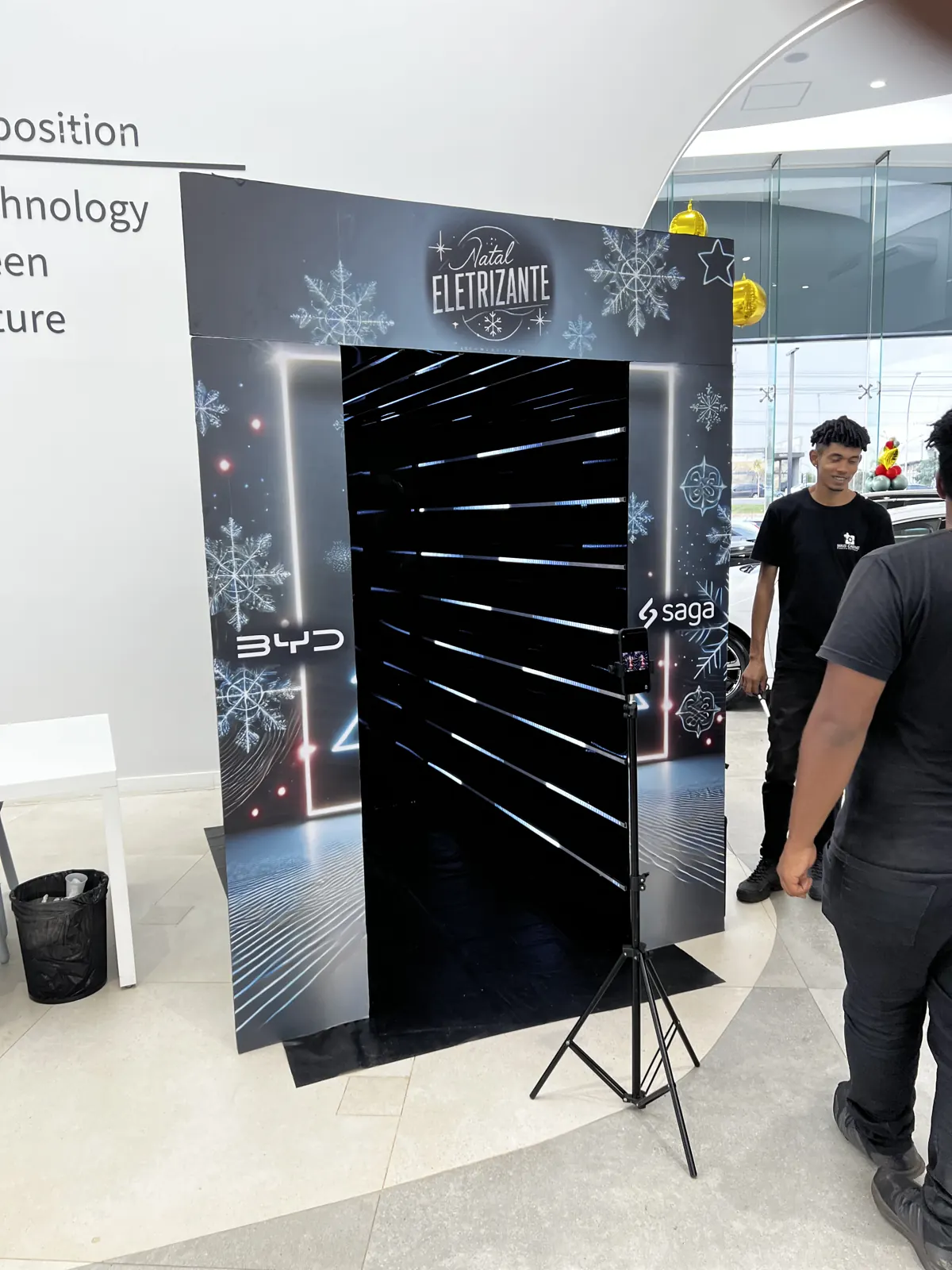 Túnel Infinity com espelhos e luzes de LED montado em evento