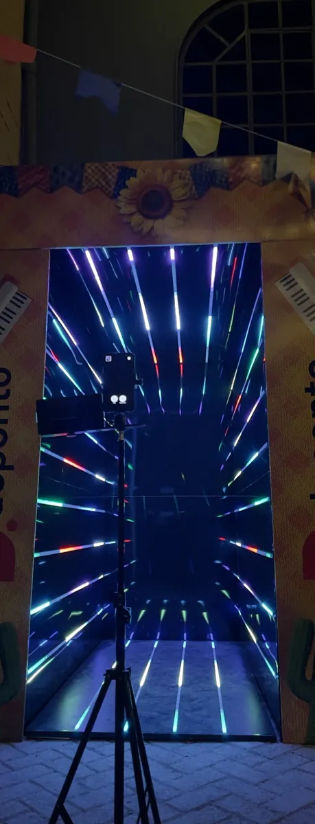 Túnel Infinity com luzes de LED montado em festa
